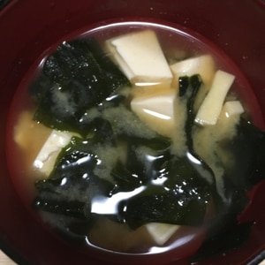 豆腐とわかめの白味噌の味噌汁